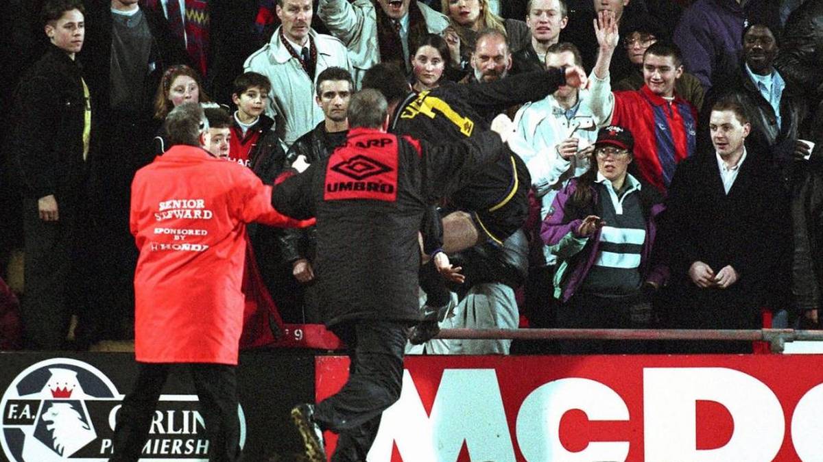 ERIC CANTONA: Die Kung-Fu-Attacke des Franzosen ist längst unrühmlicher Teil der Fußball-Geschichte. Der Stürmer von Manchester United sah im Januar 1995 die Rote Karte und wurde auf dem Weg in die Kabine von einem Palace-Fan beleidigt und bespuckt