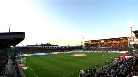 Holstein Kiel ist gegen den FC Bayern ab der ersten Minute chancenlos. Spaß haben sie im hohen Norden trotzdem - von den Fans bis hin zum Stadionsprecher, der mit einem Kult-Spruch für Lacher sorgt.