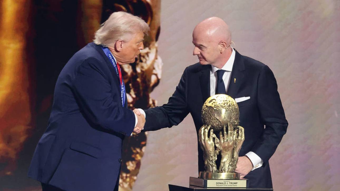 FIFA-Präsident Gianni Infantino übergibt Donald Trump den Friedenspreis