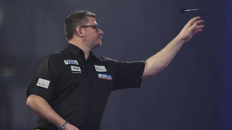 James Wade bricht den Bann: Nach fünf Jahren schafft er bei einer WM wieder neun perfekte Darts. SPORT1 zeigt alle Neun-Darter der WM-Historie.