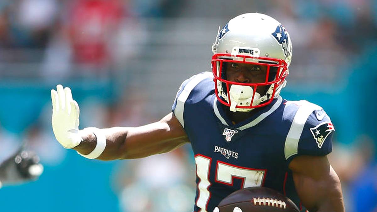 MIAMI, FLORIDA - SEPTEMBER 15: Antonio Brown #17 of the New England Patriots runs the ball after a catch thrown by Tom Brady #12 against the Miami Dolphins during the first quarter in the game at Hard Rock Stadium on September 15, 2019 in Miami, Florida. (Photo by Michael Reaves/Getty Images)