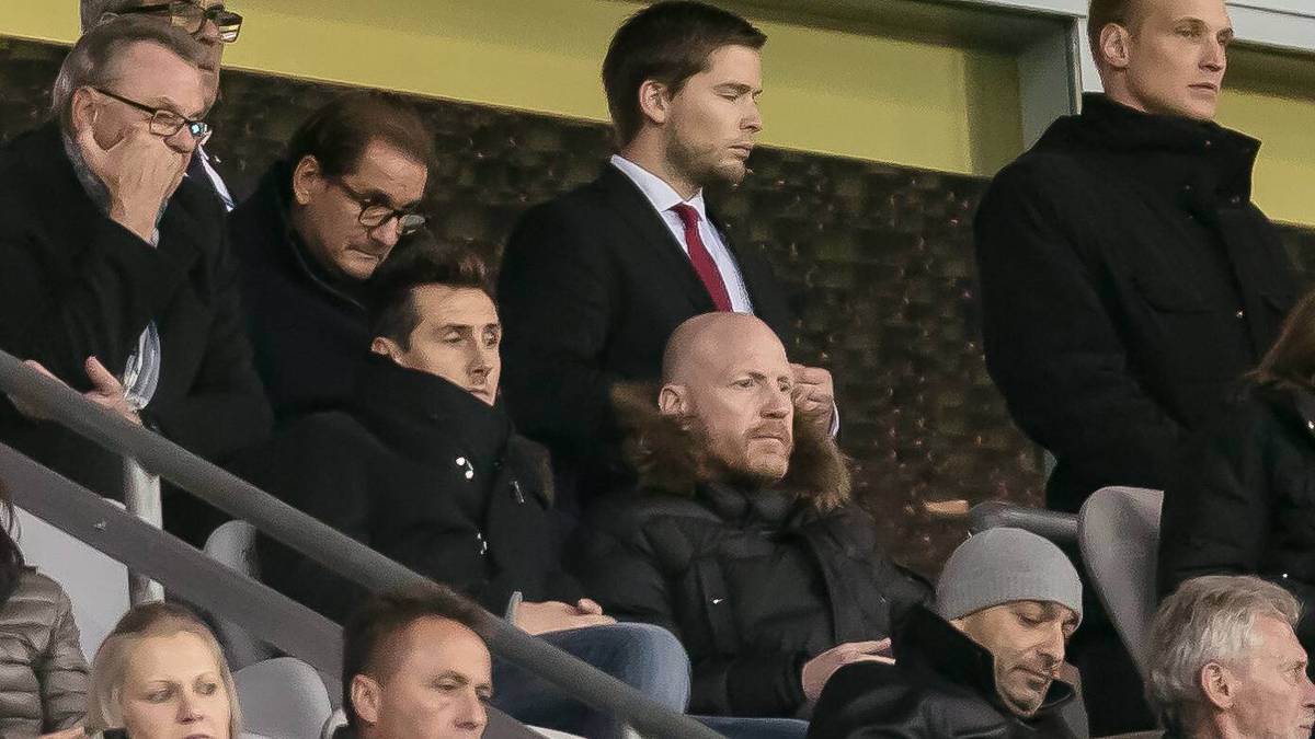 In der Sommerpause rankten sich zahlreiche Spekulationen um Kloses nächsten Verein. Der Stürmer selbst hielt sich bedeckt und zeigte sich nur einmal bei einem Spiel des FC Bayern in der Öffentlichkeit. Gemeinsam mit Matthias Sammer beobachtet der DFB-Rekordtorjäger das Geschehen.