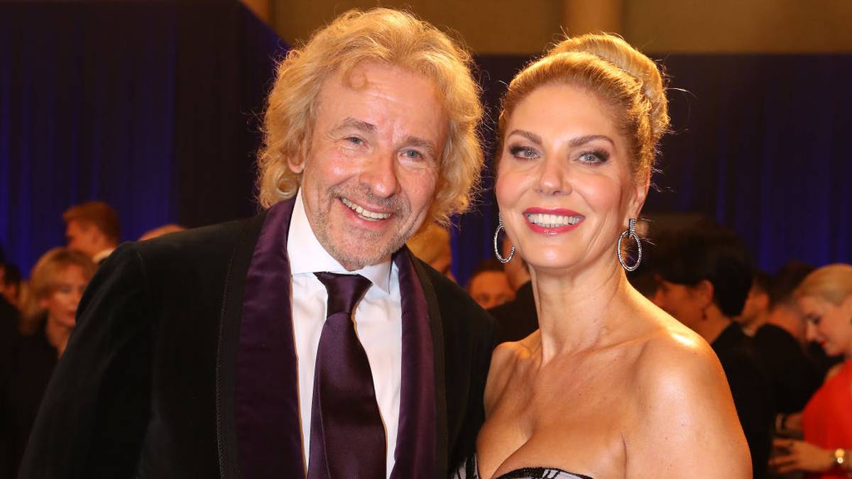 Auch Showmaster Thomas Gottschalk zeigt sich mit seiner Freundin Karina Mroß. Die TV-Größe wird bei der Ehrung zu den prominenten Gästen gehören