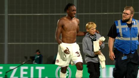 Mathys Tel spielt sich aktuell nicht nur auf dem Platz in die Herzen der Bayern-Fans. Nach dem DFB-Pokal-Spiel gegen Preußen Münster sorgt er für eine rührende Szene.