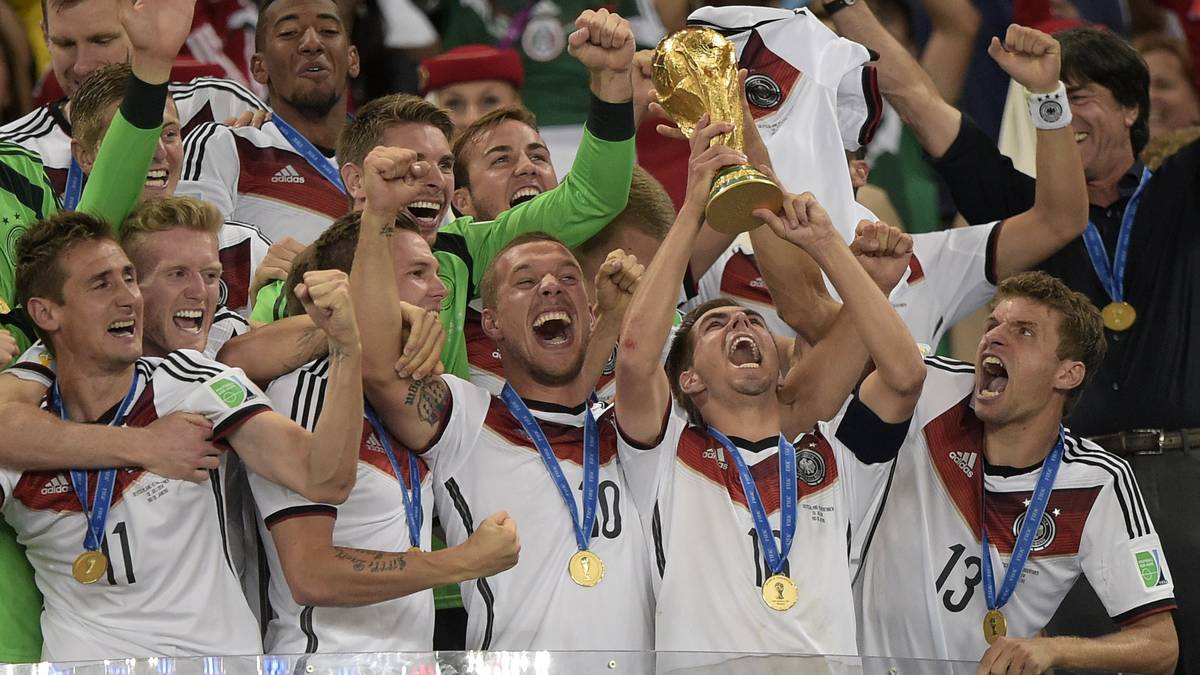 Philipp Lahm stemmt den WM-Pokal in die Höhe