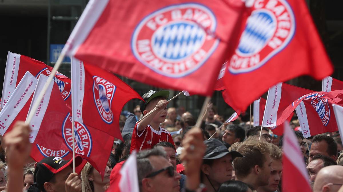 PLATZ 7: BAYERN MÜNCHEN - Überraschung beim deutschen Rekordmeister! Die Stehplatz-Dauerkarte ist mit 140 Euro die zweitgünstigste der Bundesliga. Für die weiteren Kategorien zahlt man 340 bzw. 750 Euro. Wie wahrscheinlich es ist, eine der begehrten Karten abzustauben, ist mehr als fraglich - seit Jahren sind die Dauerkarten blitzschnell weg