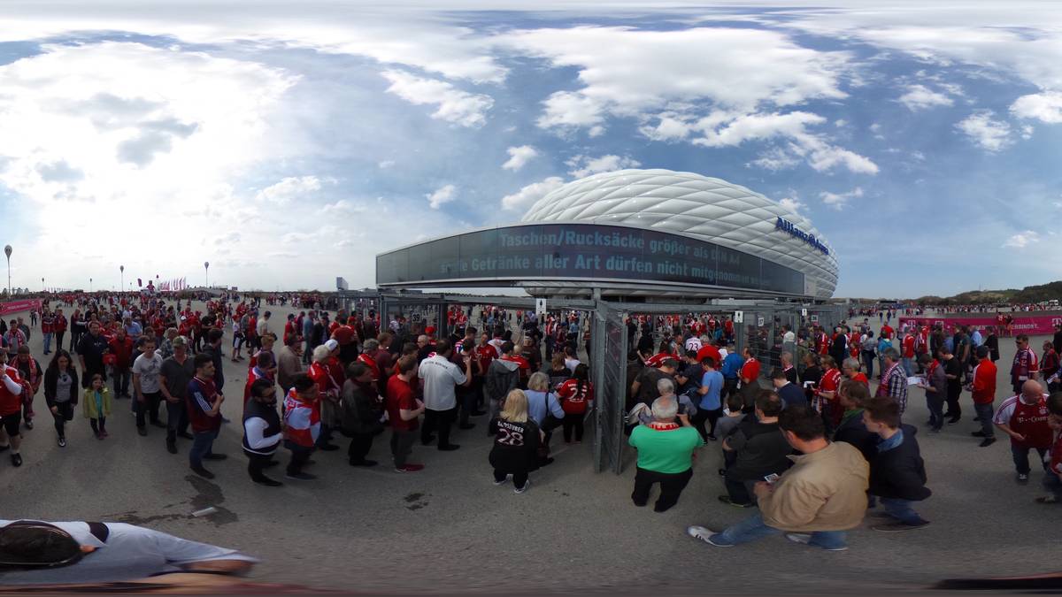 Etwa 600 Kilometer weiter südlich strömen die Zuschauer in die Arena in München-Fröttmaning, wo der FC Bayern den FC Augsburg zum bayerischen Derby empfängt