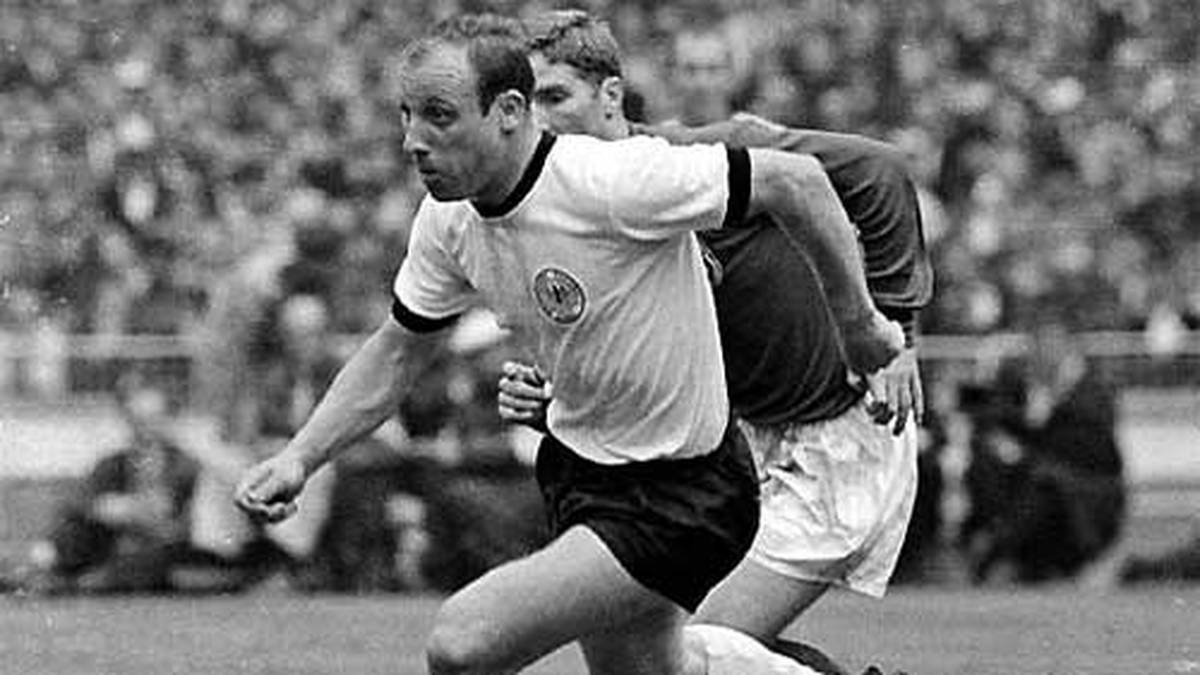 Uwe Seeler war bei den Weltmeisterschaften 1966 und 1970 der Kopf des DFB-Teams. Er unterlag mit Deutschland 1966 im Finale von Wembley. Seeler wurde später zum zweiten Ehrenspielführer