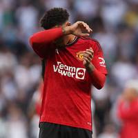 Die von Manchester United verhängten Maßnahmen gegen Jadon Sancho sind offenbar noch weitreichender als bisher gedacht. Der Ex-BVB-Star darf wohl nicht einmal mehr gemeinsam mit seinen Mannschaftskollegen essen.