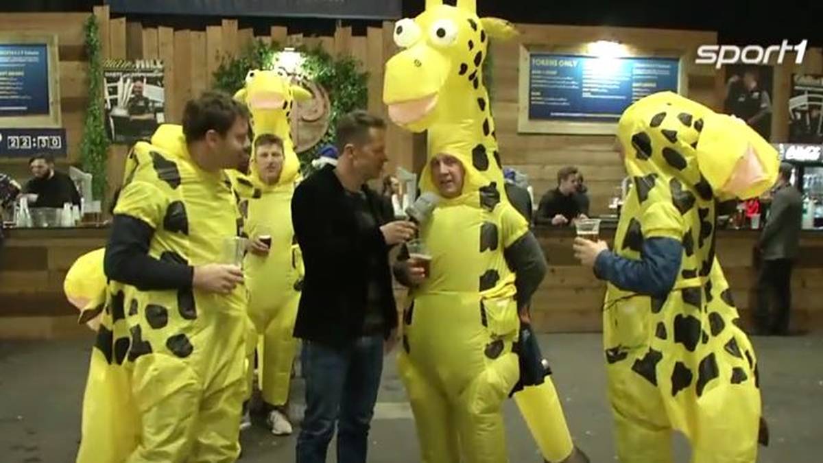 Auch im Tierreich interessiert man sich für Darts. SPORT1-Moderator Sascha Bandermann hat gleich fünf Giraffen zum Interview getroffen. Die Tiere geben sich in Plauderlaune und erzählen von ihrer Reise nach London