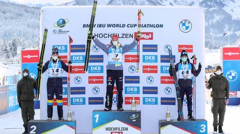 Johannes Kühn (M.) gewann den Sprint von Hochfilzen