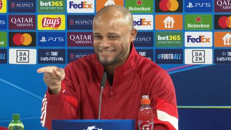 Bayerns Trainer Vincent Kompany philosophiert vor dem Champions-League-Spiel gegen Benfica über den neuen Liga-Modus. Nach seinem Monolog wendet er sich an die Reporter, um Missverständnissen vorzubeugen.