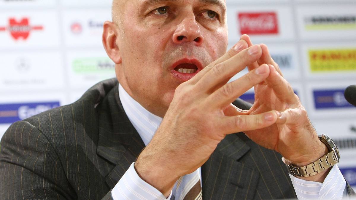 CHRISTIAN GROSS (07.12.2009 - 13.10.2010): Mit Christian Gross kommt ein in der Bundesliga noch unbekannter Coach aus der Schweiz, und wieder legen die Schwaben eine furiose Rückrunde hin. Am Ende reicht es zum sechsten Platz