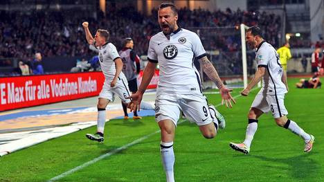 Torschütze Haris Seferovic lässt Eintracht Frankfurt in der Relegation jubeln