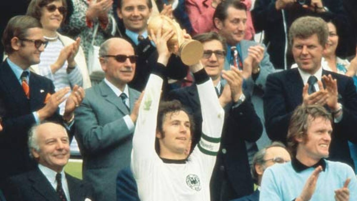 Nach einem kurzen Zwischenspiel von Wolfgang Overath trug Franz Beckenbauer 1971 erstmals die Binde: Er führte Deutschland zum EM-Titel 1972 und 1974 zum WM-Gewinn im eigenen Land, wird ebenfalls Ehrenspielführer