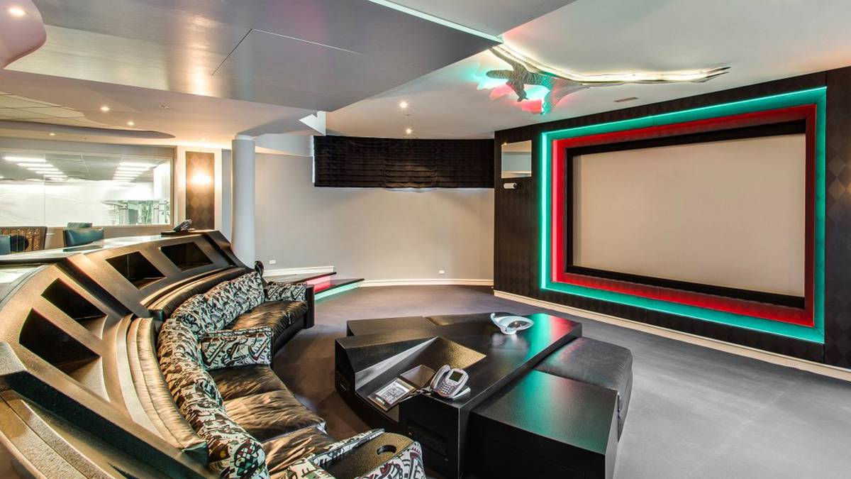 Na klar darf auch eine futuristische Fernseh-Lounge nicht fehlen