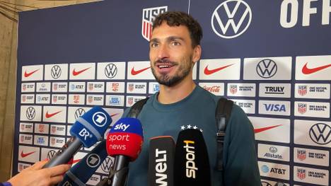 Mats Hummels bewertet seine Leistung nach der Rückkehr in die Nationalmannschaft. Der Verteidiger scherzt über sein vermeintliches Geschwindigkeitsdefizit.