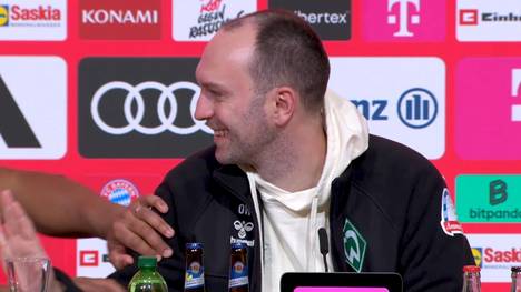 Wie war es für Bremen-Trainer Ole Werner das Spiel aufgrund der Sperre nicht an der Seitenlinie anzuschauen? Diese Frage will Bayern-Coach Vincent Kompany zunächst versehentlich beantworten.