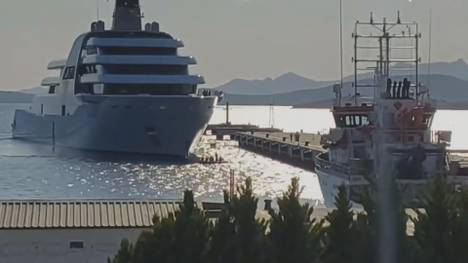 Wilde Szenen in der Türkei: Eine Yacht von Milliardär Roman Abramowitsch wird von ukrainischen Friedensaktivisten festgehalten. Das Video geht viral.