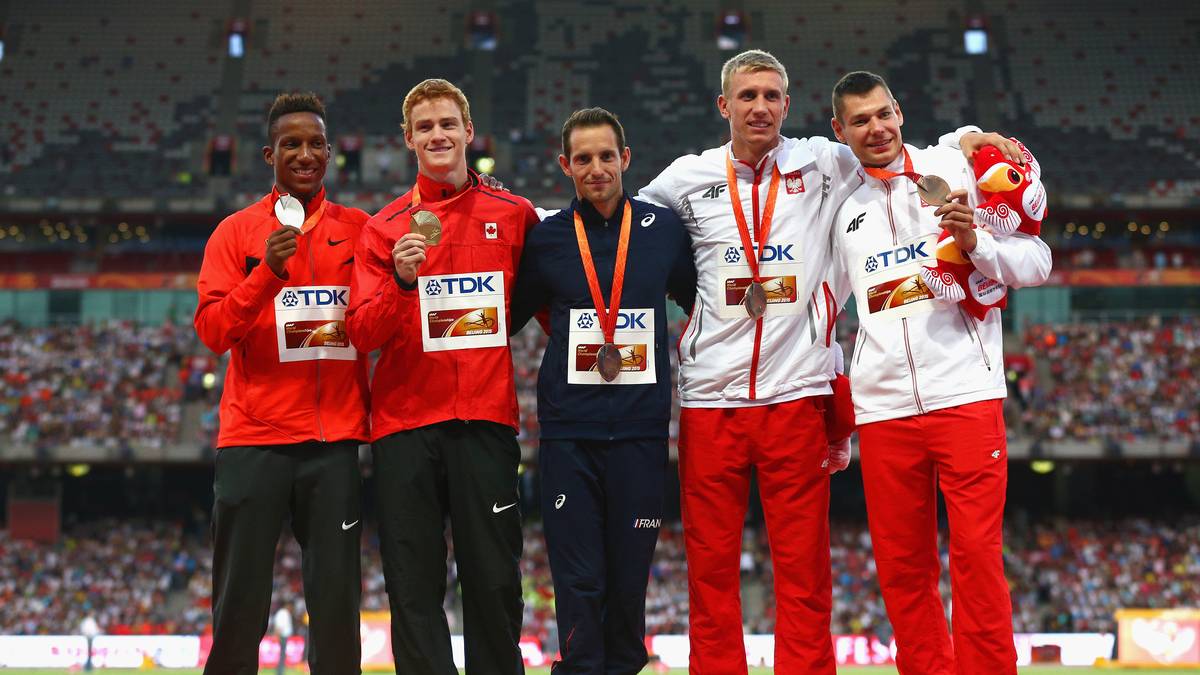 Ungewöhnliches Bild bei der Stabhochsprung-Siegerehrung mit Silbermedaillen-Gewinner Raphael Holzdeppe (l.). Da drei Springer 5,80 Metern mit der gleichen Anzahl an Fehlversuchen übersprangen, gibt es drei Drittplatzierte