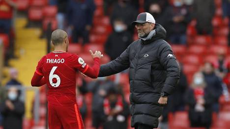Thiago musste in seinem ersten Jahr bei Liverpool viel Kritik einstecken, überzeugt inzwischen aber mit starken Leistungen. Auf der Pressekonferenz konnte Jürgen Klopp über die Kritiker nur lachen. 