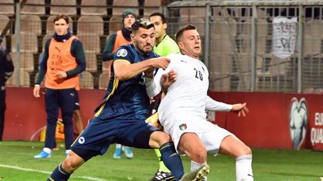 Sead Kolasinac (l.) wird mit Bosnien in Florenz auf Federico Bernardeschi und die italienische Nationalmannschaft treffen