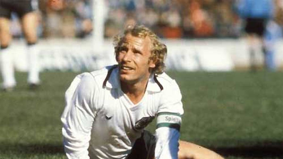 1977 erbte Berti Vogts das Kapitänsamt von Beckenbauer - und gab als Schlagmann der Nationalmannschaft eine unglückliche Figur ab. Bereits in der Zwischenrunde der WM 1978 war nach dem 2:3 gegen Österreich Schluss, Vogts unterlief dabei ein Eigentor