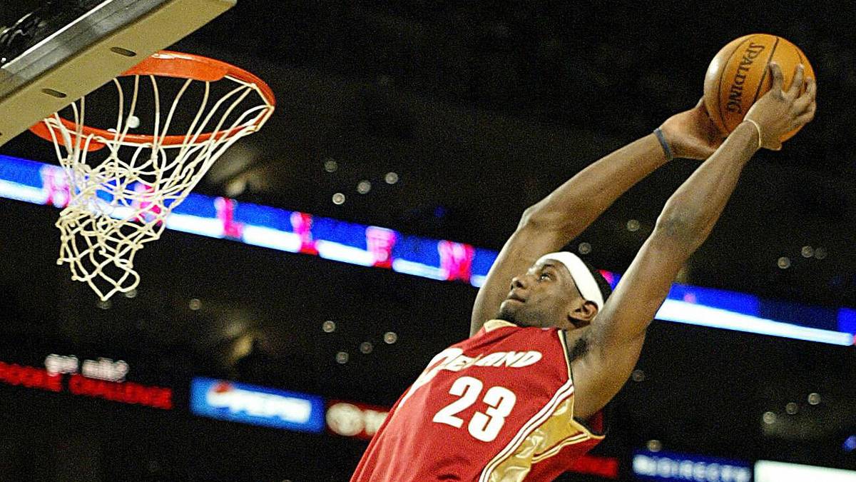 PLATZ 7 - LEBRON JAMES (25,7 PER): "King James" mischte als Jungprofi zuletzt die Liga ähnlich auf wie nun Doncic. Für die Cleveland Cavaliers gelangen ihm im zweiten Spieljahr in 80 Partien durchschnittlich 27,2 Punkte, 7,4 Rebounds und 7,2 Assists. Inzwischen ist er dreifacher NBA-Champion und zählt auch mit 34 Jahren noch zu den Top-Stars der Liga. Ganz nebenbei ist er auch Doncics Vorbild