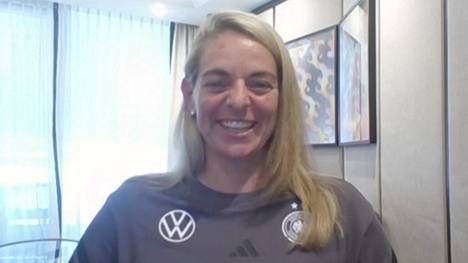 Sportdirektorin Nia Künzer spricht im Interview über den Auftritt von Wolfgang Petry im DFB-Camp.