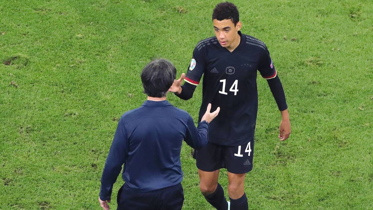 Ex-Bundestrainer Joachim Löw (l.) und Jamal Musiala, der das Spiel der Nationalmannschaft heute prägt