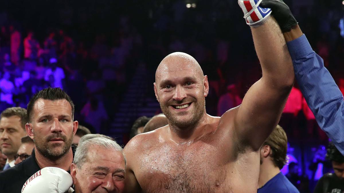 Box-Superstar Tyson Fury lässt seinem deutschen Kontrahenten Tom Schwarz keine Chance und triumphiert bereits in der zweiten Runde nach technischem K.o. Doch der "Gypsy King" liefert nicht nur im Ring eine Show ab. SPORT1 zeigt die Bilder des Kampfes