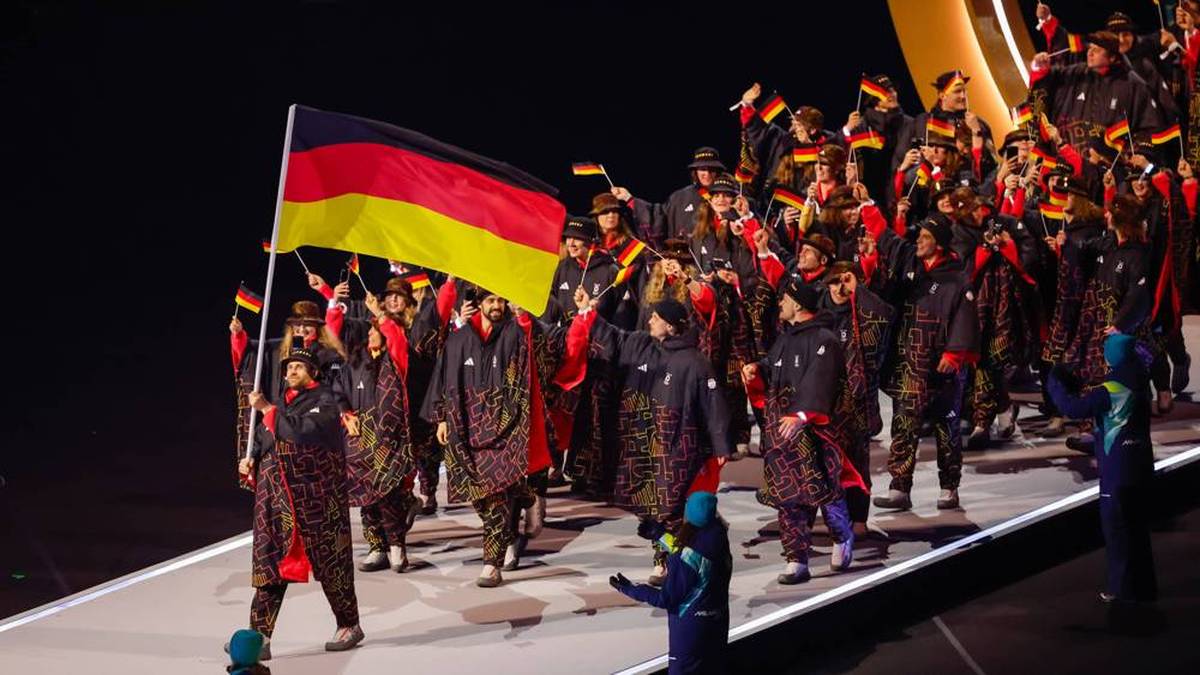 Das deutsche Team, angeführt von Fahnenträger Leon Draisaitl in Mailand