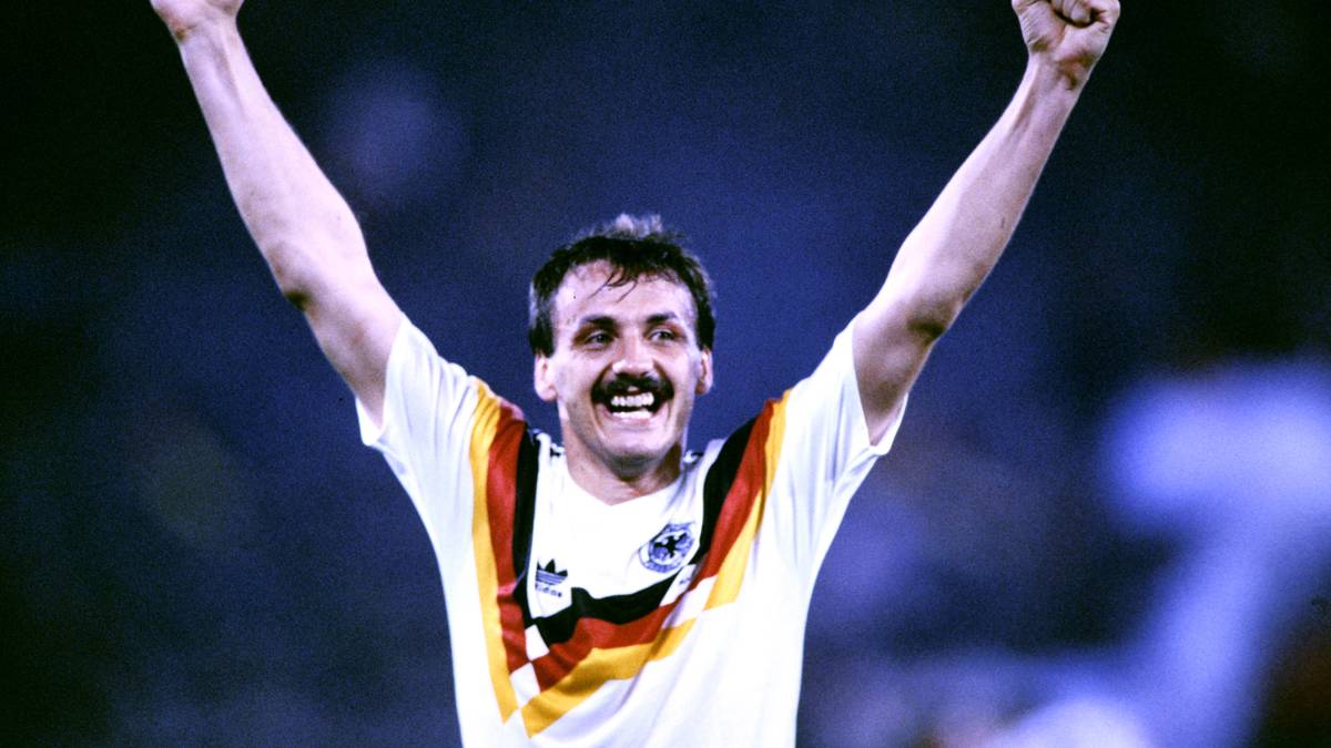 Jürgen Kohler (l.) bringt es bei der Weltmeisterschaft auf vier Einsätze im DFB-Dress. Sein Meisterstück macht er im Achtelfinale gegen Oranje-Superstar Marco van Basten
