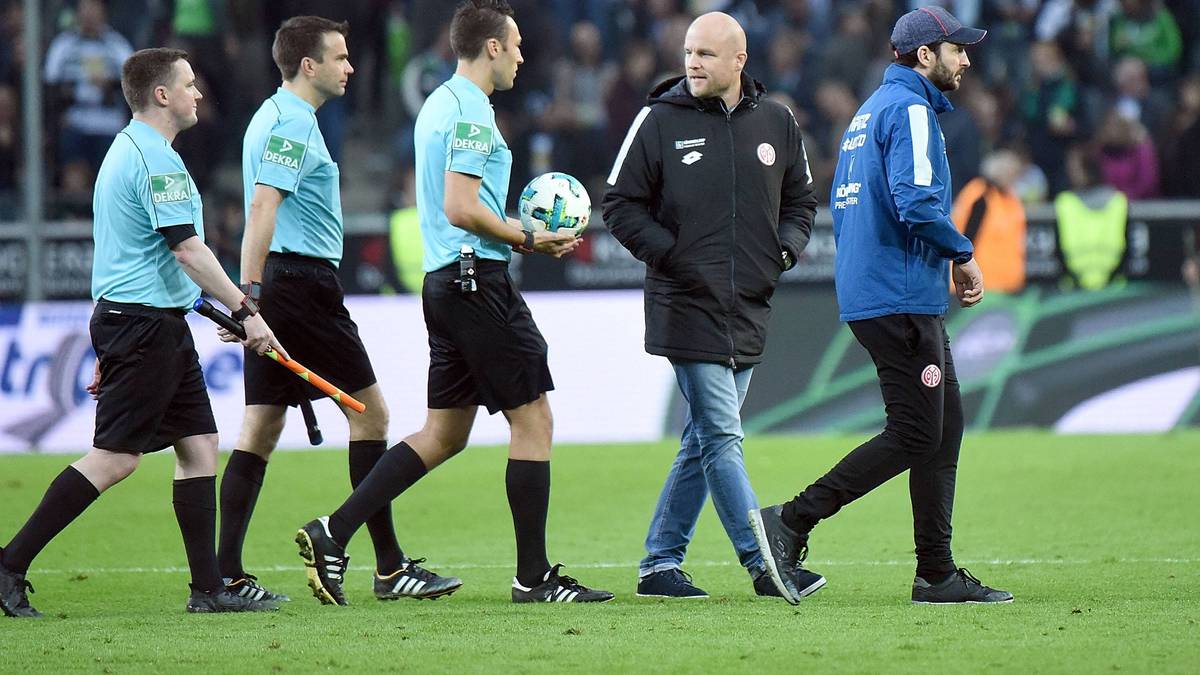 11. SPIELTAG: Gladbach - Mainz (1:1). Schiri Jablonski wird von Mainzer Verantwortlichen umlagert. Er nimmt den 05-ern auf Intervention von Video-Referee Stark ein Tor. Das zurecht. Was die Mainzer aber in Rage bringt, ist eine nicht geahndete Notbremse