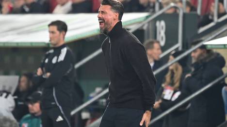 Trainer Sandro Wagner steckt mit dem FC Augsburg in einer tiefen Krise. Die Runde im SPORT1-Doppelpass reagiert auf die Plakat-Kritik von Teilen der eigenen Anhängerschaft.