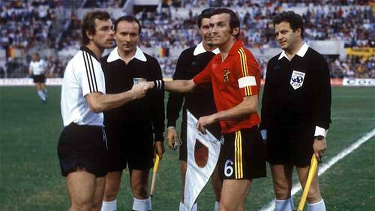 Bernard Dietz (l.) wurde vom 20. Dezember 1979 bis 1. April 1981 die Ehre zuteil, Spielführer der Nationalmannschaft zu sein - aber nicht während einer WM-Endrunde. Dafür nahm "Enatz" 1980 den EM-Pokal in Rom in Empfang
