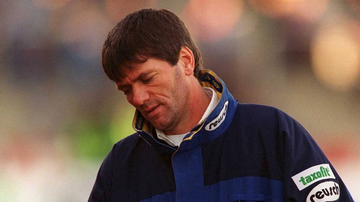 Trainer damals war bis zu seiner Entlassung im März 2000 Friedhelm Funkel. Doch mit 71 Gegentoren ließ sich der Abstieg auch nach dem Trainerwechsel nicht mehr verhindern