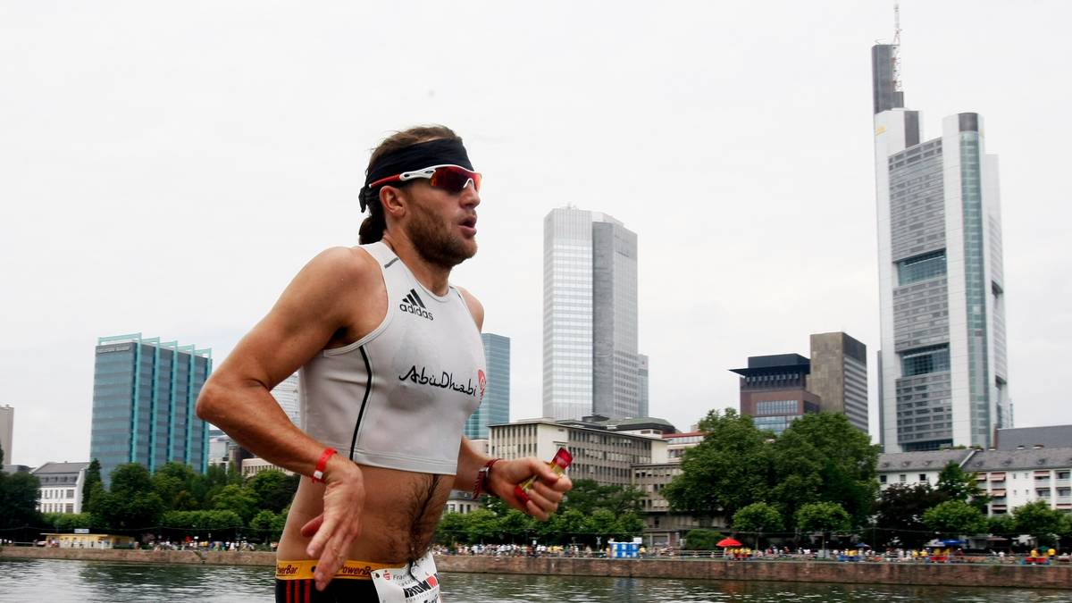 FARIS AL-SULTAN (2005): Mit 18 bestritt er seinen ersten Triathlon, 2005 steht er dann in Hawaii selbst ganz oben auf dem Podest. Doch in den folgenden Jahren werden die Schmerzen immer größer, 2015 beendet der damals 37-Jährige seine Karriere 