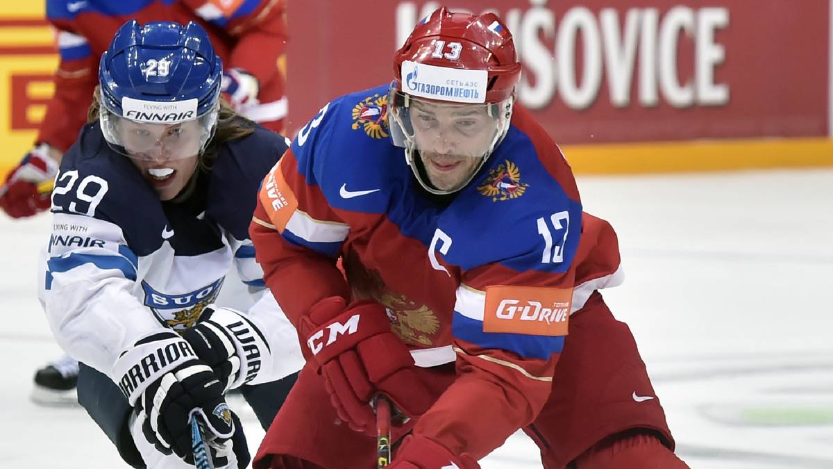 PATRIK LAINE: Einer davon ist Laine (l.). Der NHL-Frischling ist gerade einmal 18 und wurde im diesjährigen Draft an zweiter Stelle gezogen. Seine hervorragende Schusstechnik ähnelt stark der von Megastar Alexander Owetschkin. Wurde mit seinen 18 Jahren bei der WM im Mai zum Turnier-MVP gewählt - dem jüngsten aller Zeiten 