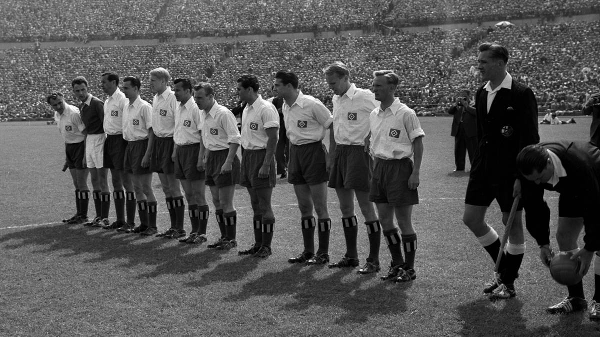 1953 wird Seeler beim HSV erstmals in einem Freundschaftsspiel eingesetzt, im selben Jahr gibt der Stürmer (7. v. l.) mit noch 16 Jahren sein Debüt für den großen HSV in der Oberliga Nord. Am 29. August 1954 gegen den VfB Oldenburg schießt er sein erstes Oberligator