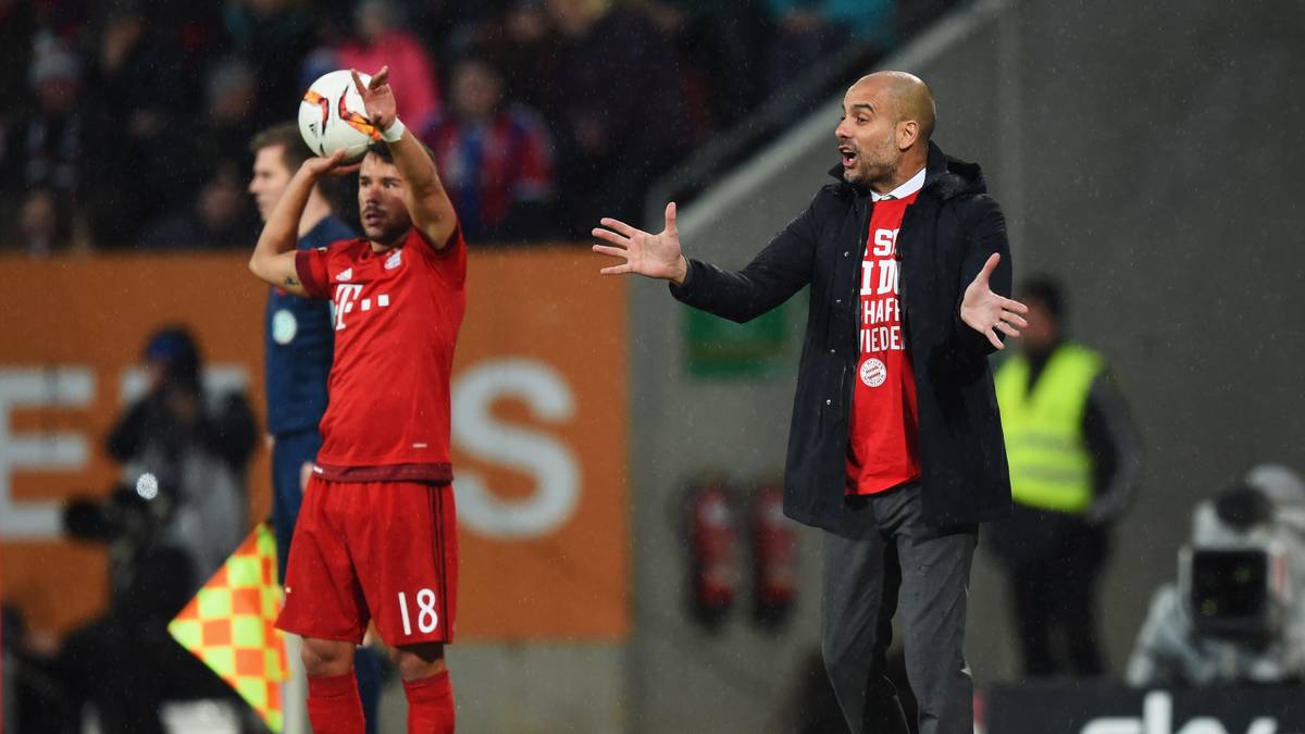 ...coacht Guardiola in Badstuber-Montur weiter...