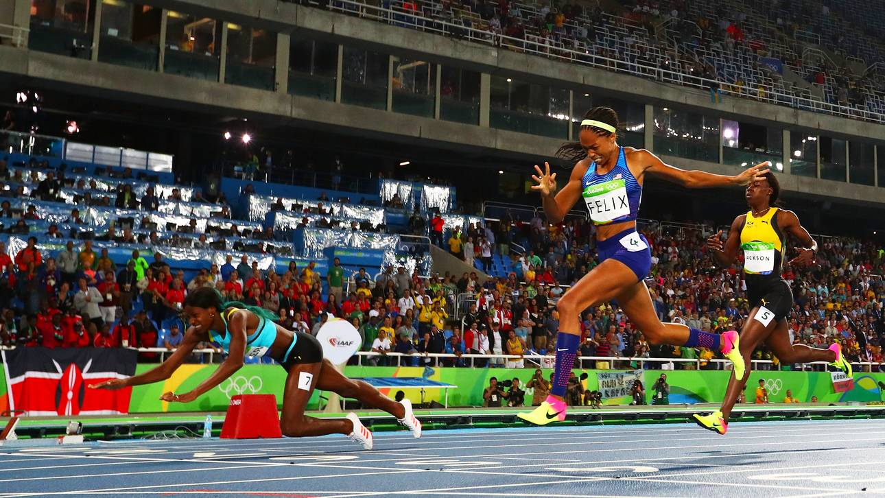 Shaunae Miller (l.) warf sich über die Ziellinie