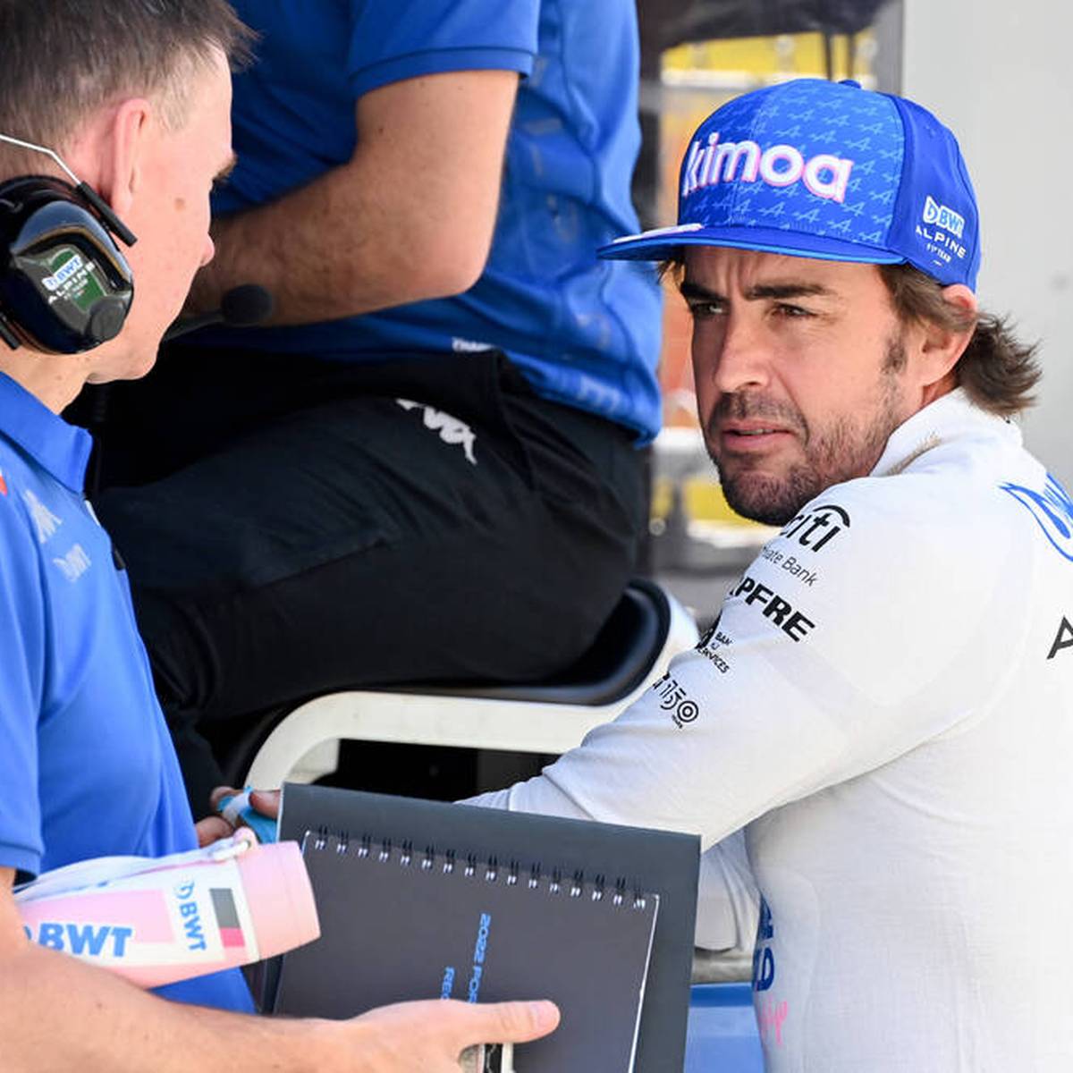 Fernando Alonso echauffiert sich über die Rennleitung beim Großen Preis von Miami. Grund hierfür ist eine aus seiner Sicht zu Unrecht ausgesprochene Zeitstrafe.