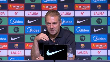 Nach dem 2:0-Sieg gegen Athletic Bilbao weicht Hansi Flick den Fragen zu Julian Alvarez aus und sendet dann doch eine Botschaft in Richtung Barca-Bosse.
