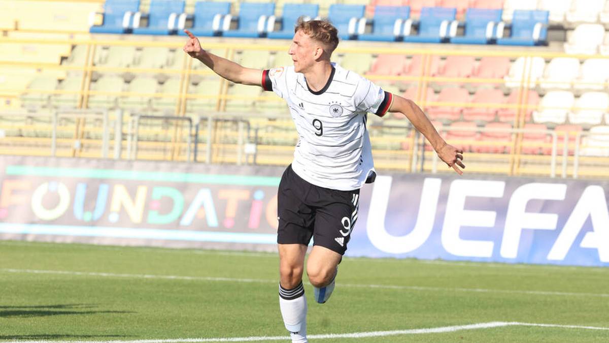 Nelson Weiper: Antonio Di Salvo nominierte ihn für die U-21-Europameisterschaft 2023 in Georgien und Rumänien. Er kam in allen drei Gruppenspielen zum Einsatz, die Mannschaft schied jedoch nach der Gruppenphase aus. 