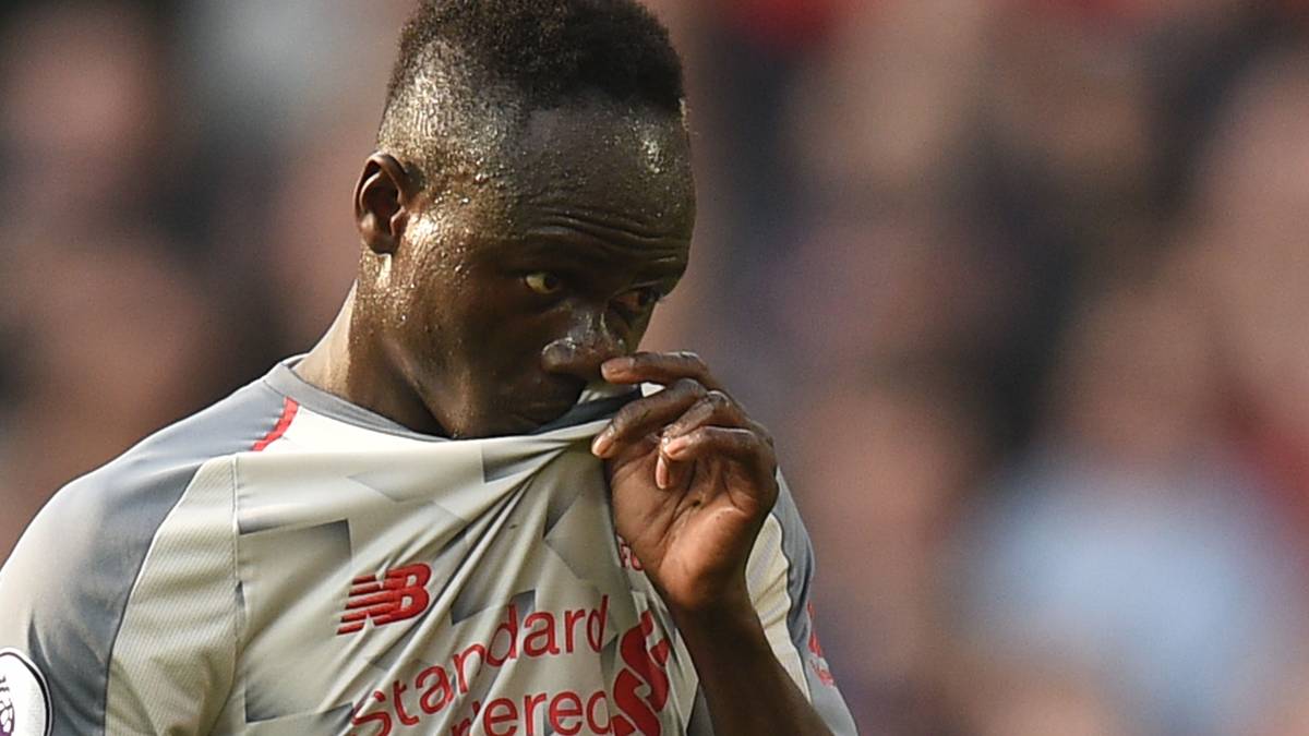 Auch Sadio Mane erwischt es zwei Mal. Während der Senegalese mit Liverpool in der Champions League gegen den FC Bayern spielt, wird in sein Haus eingebrochen. Die Diebe lassen neben einigen teuren Uhren und Smartphones offenbar auch einen Autoschlüssel mitgehen