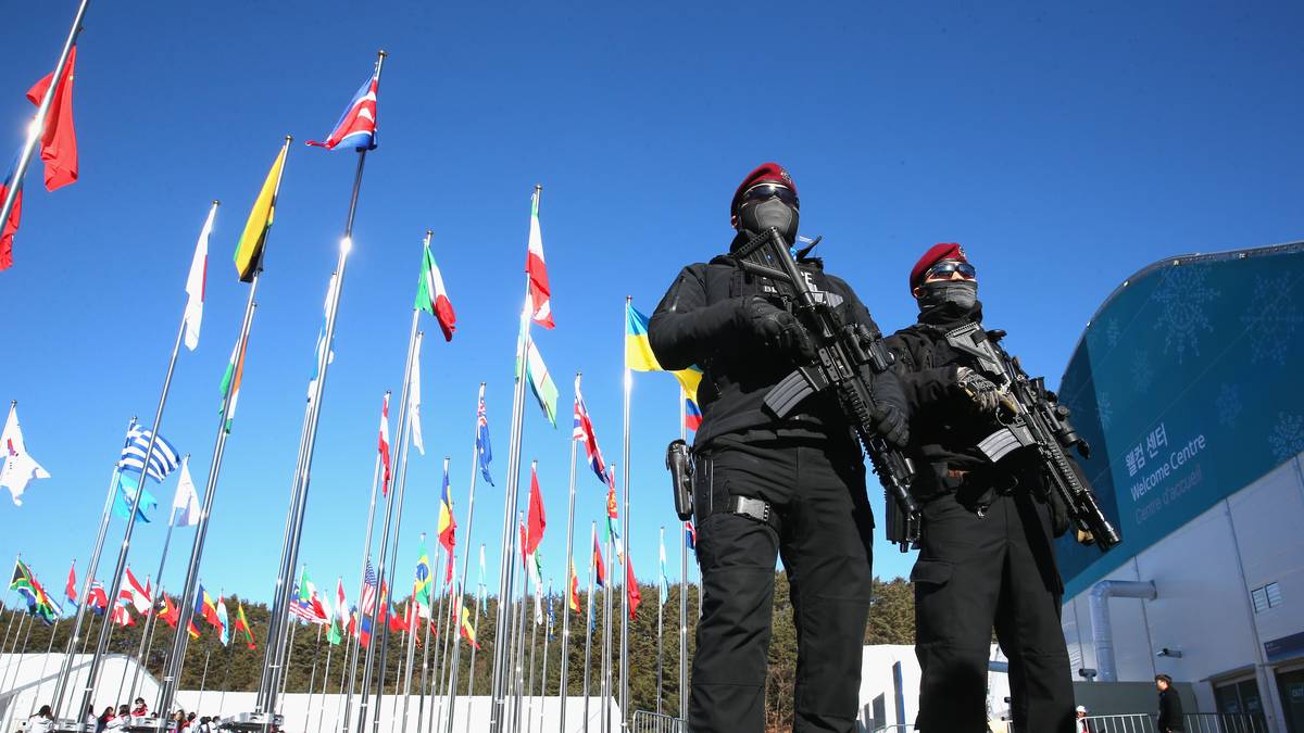 In beiden Olympischen Dörfern sorgen Polizeipatrouillen für die Sicherheit von Sportlern und Besuchern