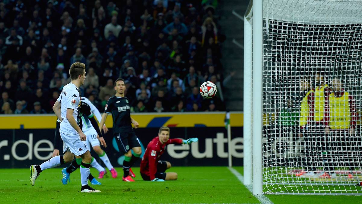 Und bei Herrmann (l.) läuft es in der Rückrunde einfach. Auch beim 2:0 steht er goldrichtig und muss nur noch einschieben. Er hat nun fünf der zehn Rückrunden-Tore der Borussen erzielt und schießt sein Team zurück auf Rang 3