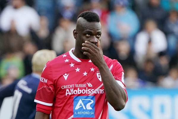 Balotelli nach Abstieg am Pranger