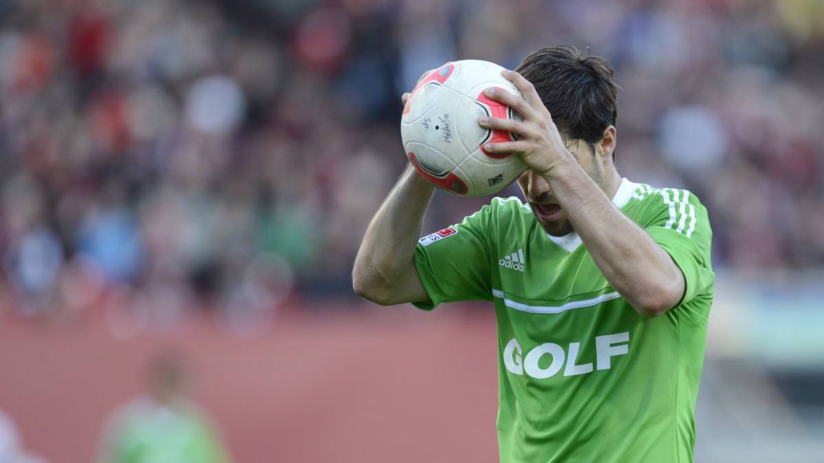 Nach seinem überaus erfolgreichen Auslandsjahr ging es dennoch zurück nach Wolfsburg. Dort wartete jedoch immer noch Intimfeind Magath auf ihn. Der nächste Skandal ließ nicht lange auf sich warten: Diego verweigerte die Rückreise aus dem Heimaturlaub in Brasilien, das Tuch war nun endgültig zerschnitten